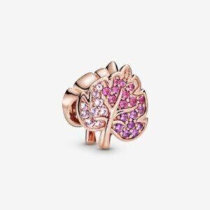 Sparkling Pav�� Leaf Charm